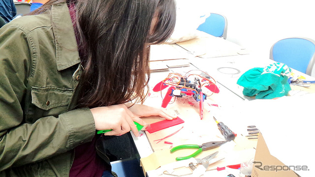 埼玉大学サテライトキャンパスで行われた「STEM Camp 2016」(3月31日)。子どもたちが4脚ロボットの製作に挑戦した
