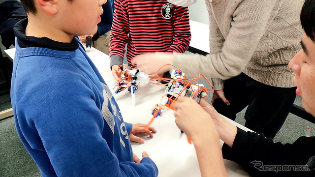 埼玉大学サテライトキャンパスで行われた「STEM Camp 2016」（3月31日）。子どもたちが4脚ロボットの製作に挑戦した