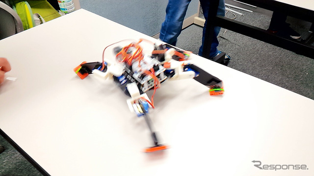 埼玉大学サテライトキャンパスで行われた「STEM Camp 2016」(3月31日)。子どもたちが4脚ロボットの製作に挑戦した