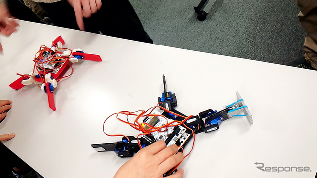 埼玉大学サテライトキャンパスで行われた「STEM Camp 2016」(3月31日)。子どもたちが4脚ロボットの製作に挑戦した
