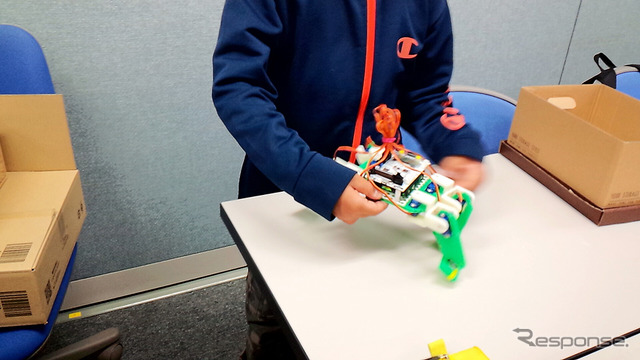 埼玉大学サテライトキャンパスで行われた「STEM Camp 2016」(3月31日)。子どもたちが4脚ロボットの製作に挑戦した