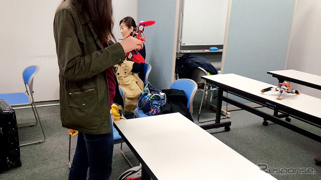 埼玉大学サテライトキャンパスで行われた「STEM Camp 2016」(3月31日)。子どもたちが4脚ロボットの製作に挑戦した