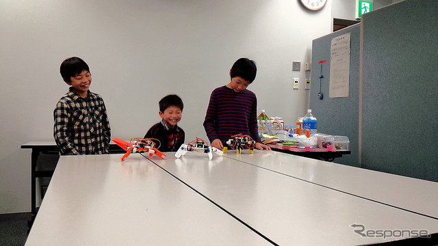 埼玉大学サテライトキャンパスで行われた「STEM Camp 2016」(3月31日)。子どもたちが4脚ロボットの製作に挑戦した