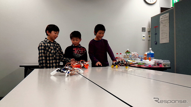 埼玉大学サテライトキャンパスで行われた「STEM Camp 2016」(3月31日)。子どもたちが4脚ロボットの製作に挑戦した