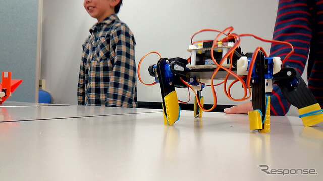 埼玉大学サテライトキャンパスで行われた「STEM Camp 2016」(3月31日)。子どもたちが4脚ロボットの製作に挑戦した