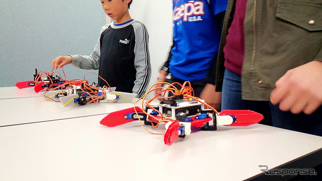 埼玉大学サテライトキャンパスで行われた「STEM Camp 2016」(3月31日)。子どもたちが4脚ロボットの製作に挑戦した