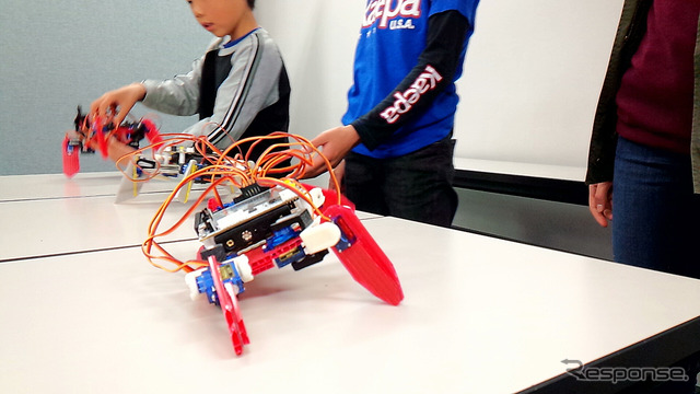 埼玉大学サテライトキャンパスで行われた「STEM Camp 2016」(3月31日)。子どもたちが4脚ロボットの製作に挑戦した