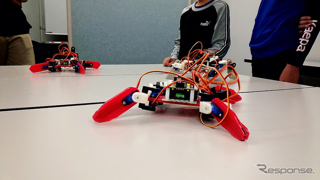 埼玉大学サテライトキャンパスで行われた「STEM Camp 2016」(3月31日)。子どもたちが4脚ロボットの製作に挑戦した