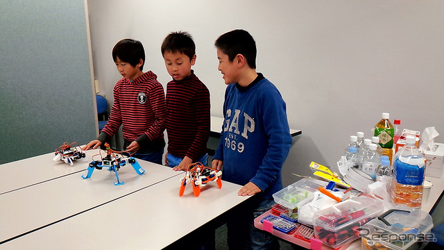 埼玉大学サテライトキャンパスで行われた「STEM Camp 2016」(3月31日)。子どもたちが4脚ロボットの製作に挑戦した