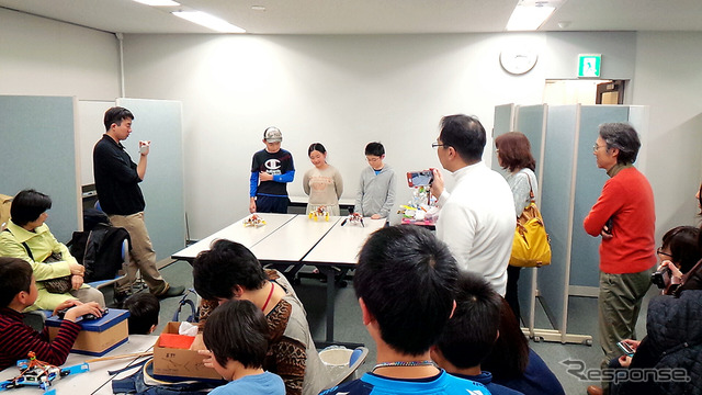 埼玉大学サテライトキャンパスで行われた「STEM Camp 2016」(3月31日)。子どもたちが4脚ロボットの製作に挑戦した