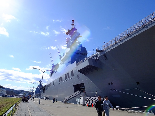 全長1kmにおよぶ一直線の北吸桟橋。軍艦が縦列に停泊する