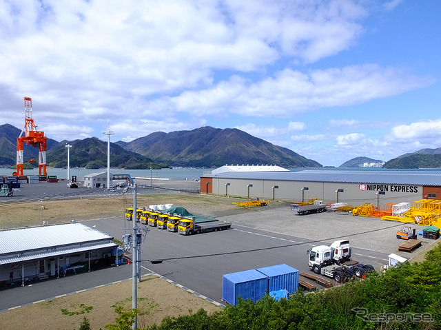 西舞鶴駅側の西港には、日本通運などの倉庫もある舞鶴国際ふ頭がある