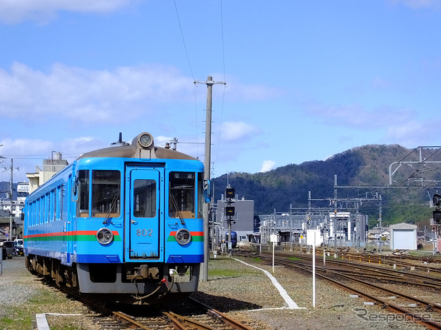 西舞鶴駅では、京都丹後鉄道（ウィラートレインズ）の多彩な車両たちに出会える