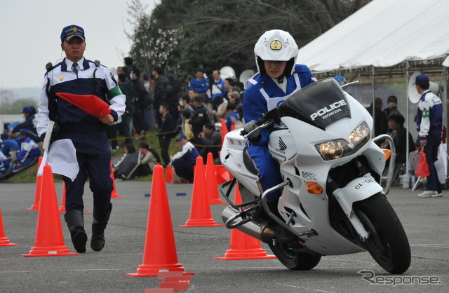 女性白バイ乗務員も数多く出場した