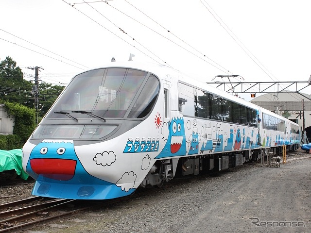 『あさぎり』で運用されていた車両のうち、小田急車の20000形「RSE」も富士急が購入。8000系(写真)に改造されて2014年7月から『フジサン特急』で運用されている。