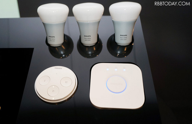 LEDランプを3基にコントロールブリッジ「Philips Hueブリッジ」をパッケージにした「スターターセットv2」(※丸型のデバイスは別売のHue Tap)