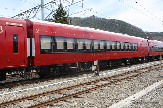 自由席の2号車(モハ8601)。