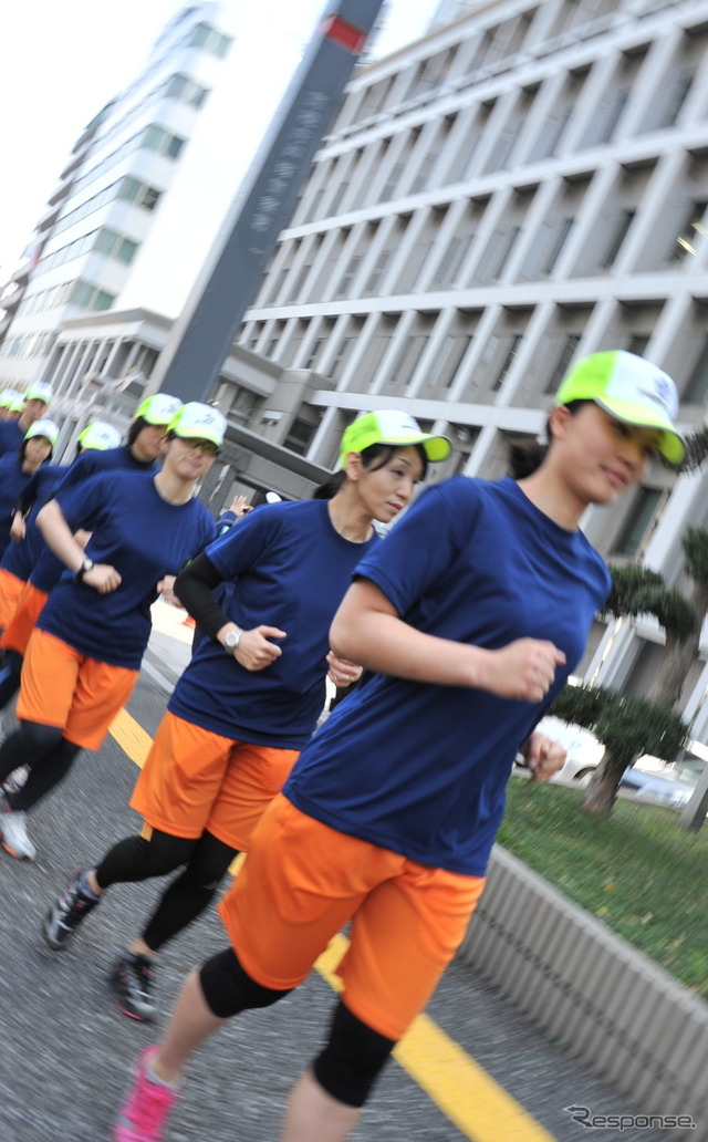 警察官ランナー「戸塚TSR」が交通安全週間を駆け抜ける（6日・新宿区戸塚署）