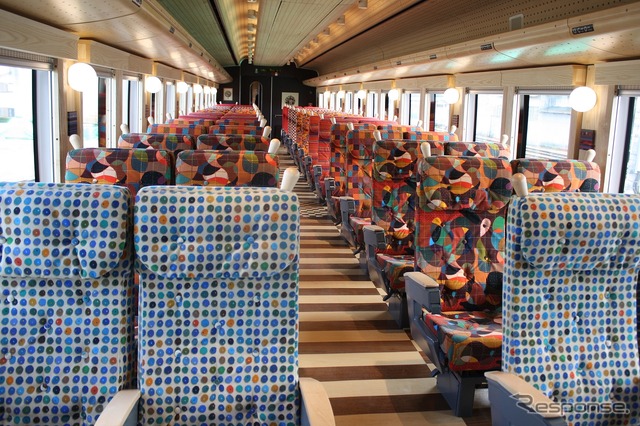 自由席車(2号車)の車内。座席配置はほぼそのままだが、1号車と同様に木材を多用した内装になっており、シート生地も交換している。