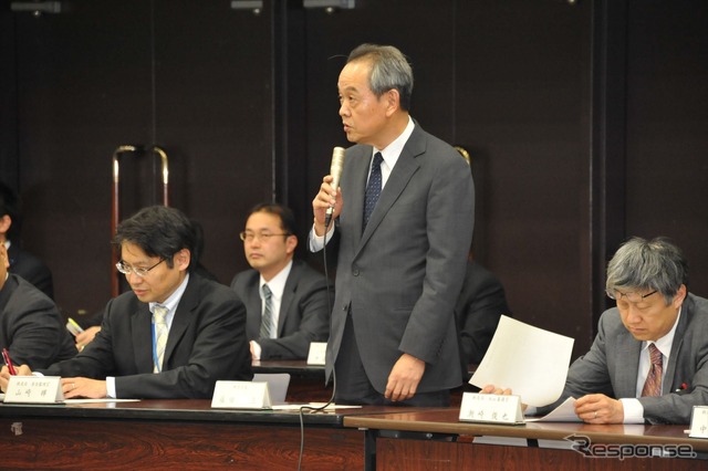 ベビーカー引きずり事故をきっかけに開催された緊急鉄道保安連絡会議であいさつする藤田耕三鉄道局長（8日・国交省）