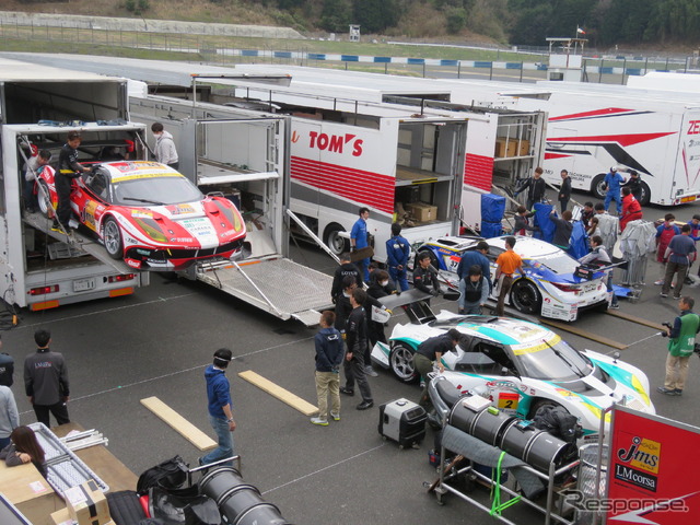 続々と運び込まれるマシンたち。GT300クラスに参戦するフェラーリ488（#51）の姿も。