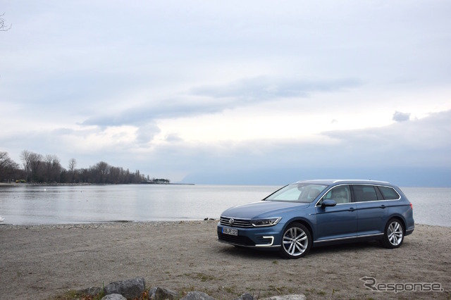 VW パサートGTE（スイス・レマン湖のほとりにて）