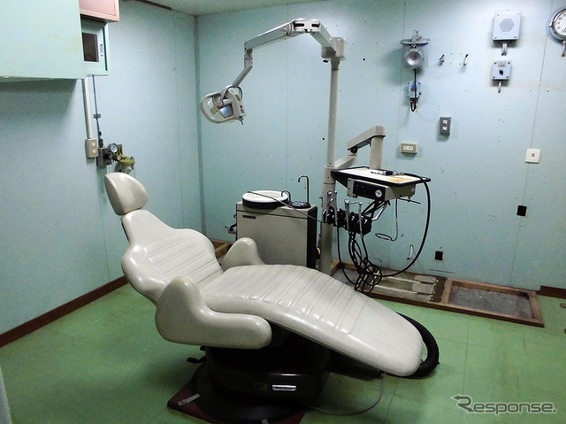 南極観測船「しらせ」船内には、理容室や歯科治療室、手術台、医務室などもある