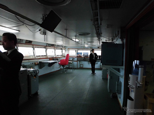 南極観測船「しらせ」の操舵室。3つのスクリューの出力を操作する3本のスロットルレバーが中央にある
