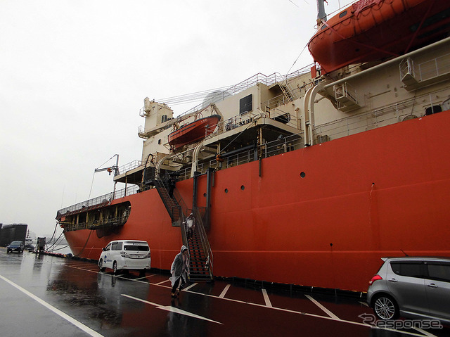 「SHIRASE5002ツアー＆サッポロビール千葉工場・黒ラベルツアー」で見学できる南極観測船「しらせ」。千葉・船橋港の岸壁に係留されている