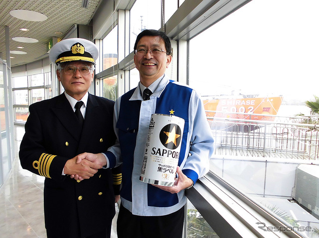 左から、WNI気象文化創造センター代表理事・宮部二朗氏(ウェザーニューズ代表取締役副社長)とサッポロビール上席執行役員千葉工場長・吉田郁也氏(「SHIRASE5002ツアー&サッポロビール千葉工場・黒ラベルツアー」内覧会、4月7日)