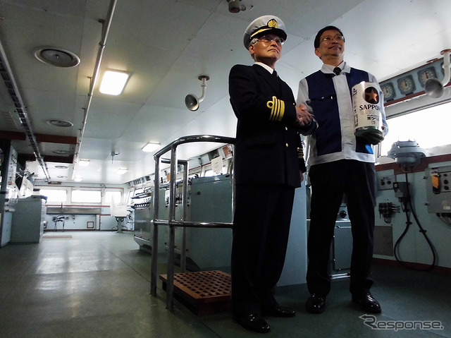 左から、WNI気象文化創造センター代表理事・宮部二朗氏(ウェザーニューズ代表取締役副社長)とサッポロビール上席執行役員千葉工場長・吉田郁也氏(「SHIRASE5002ツアー&サッポロビール千葉工場・黒ラベルツアー」内覧会、4月7日)