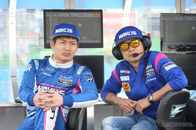 GT500クラス予選2位の大嶋と脇阪監督(#6 RC F)。