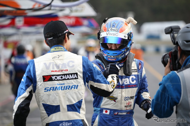 GT300のポールを獲得した松井(背)と土屋。