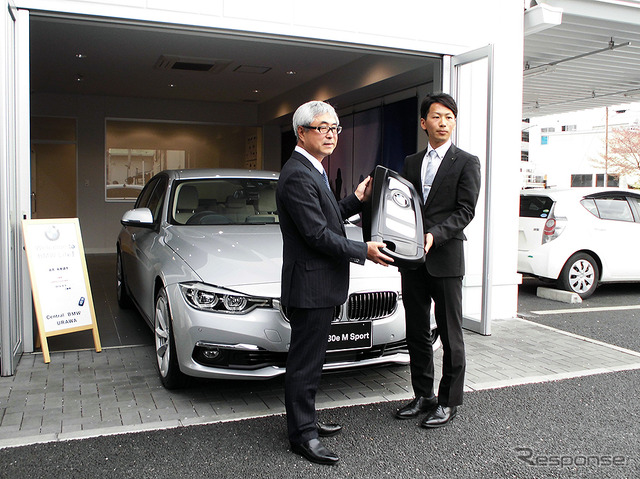 セントラル自動車技研代表取締役社長・田中徳兵衞氏と高宮祐樹選手(Central BMW 浦和営業所、4月9日)