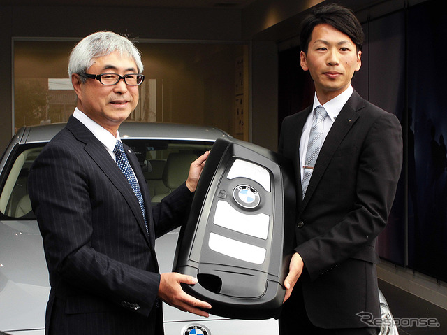 セントラル自動車技研代表取締役社長・田中徳兵衞氏と高宮祐樹選手(Central BMW 浦和営業所、4月9日)