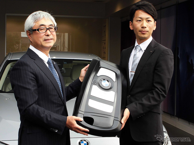セントラル自動車技研代表取締役社長・田中徳兵衞氏と高宮祐樹選手(Central BMW 浦和営業所、4月9日)