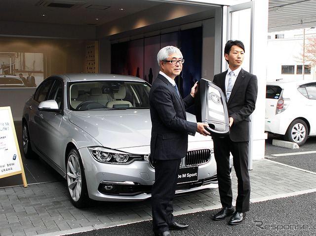 セントラル自動車技研代表取締役社長・田中徳兵衞氏と高宮祐樹選手(Central BMW 浦和営業所、4月9日)