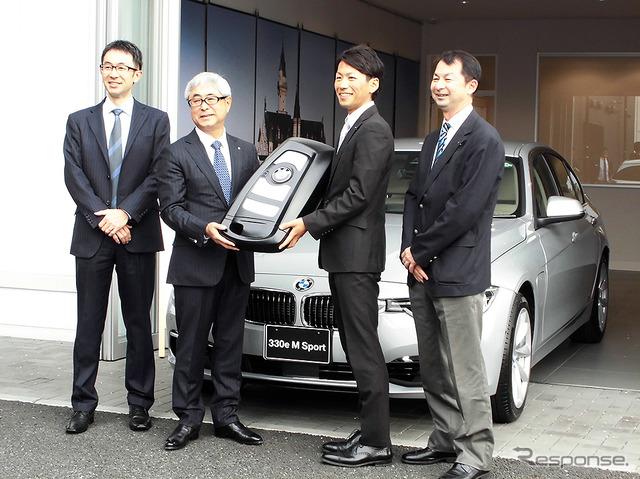 セントラル自動車技研代表取締役社長・田中徳兵衞氏と高宮祐樹選手(Central BMW 浦和営業所、4月9日)