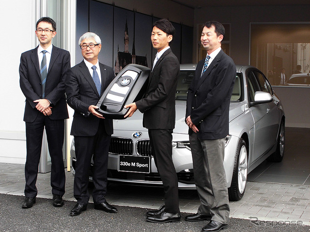 セントラル自動車技研代表取締役社長・田中徳兵衞氏と高宮祐樹選手(Central BMW 浦和営業所、4月9日)