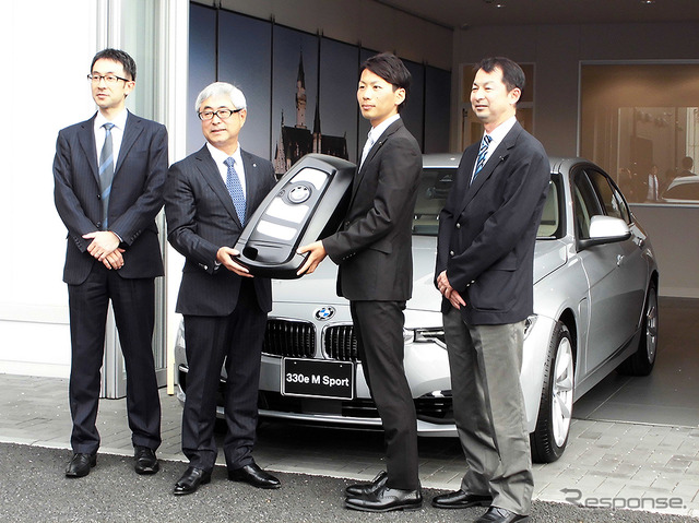 セントラル自動車技研代表取締役社長・田中徳兵衞氏と高宮祐樹選手(Central BMW 浦和営業所、4月9日)