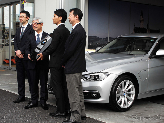 セントラル自動車技研代表取締役社長・田中徳兵衞氏と高宮祐樹選手(Central BMW 浦和営業所、4月9日)