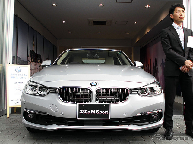 東京マラソン2016トップの高宮祐樹選手にBMW『330e』ラグジュアリーが副賞として贈呈された