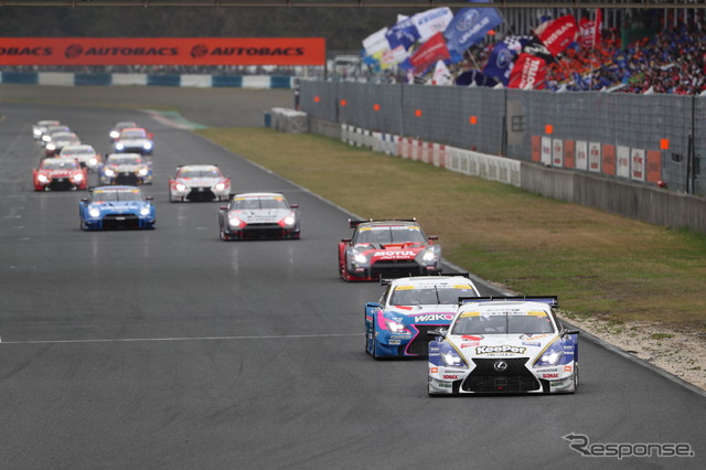GT500クラスのスタート。ポール発進の#37 RC Fは決勝2位に。