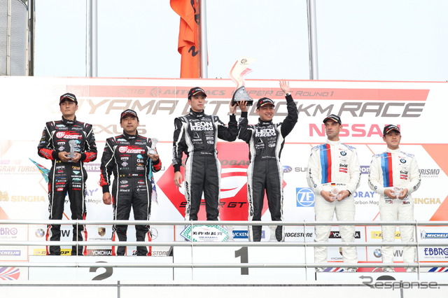 GT300クラスの表彰式。中央左が蒲生、右が黒澤。