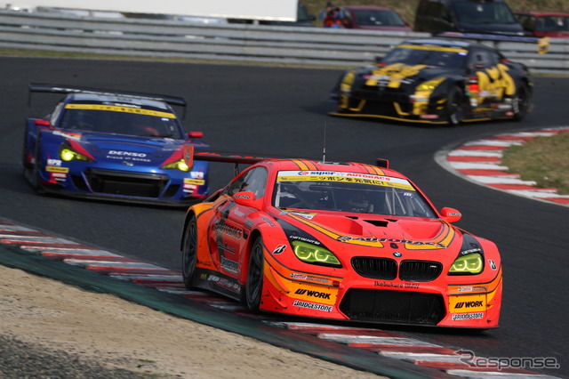 今年はさらに多彩な戦いになったGT300クラス(#55 BMW M6と#61 スバルBRZ)。