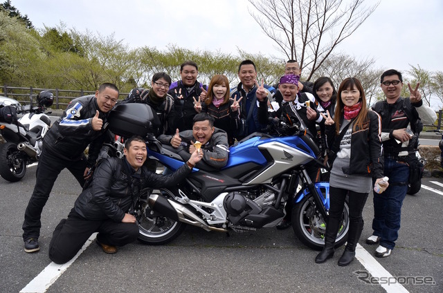 写真左から2番目、手前でソフトクリームを持ってにこやかに笑っているのが、グループのリーダーであるコウさん。