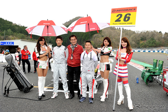 #26のTeam TAISAN SARD陣営、ドライバーは密山と元嶋(左から2人目と4人目)。
