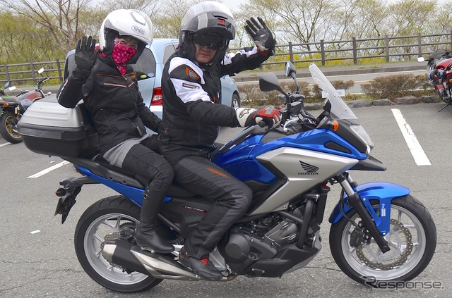 レンタルバイクで日本をツーリング中の陳さんご夫妻。台湾から12名のグループで訪日中だ。