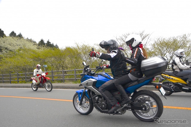 レンタルバイクで日本をツーリング中の陳さんご夫妻。台湾から12名のグループで訪日中だ。