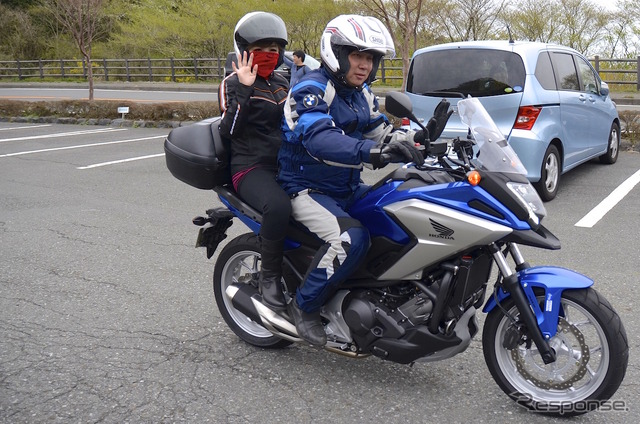 台湾でBMW R1200GS アドベンチャーを所有するファンさんご夫妻。レンタルバイクで日本をツーリング中。台湾でもビッグバイクユーザー急増中だと教えてくれた。